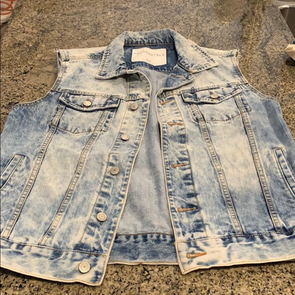 Sleeveless Men’s Jean Jacket